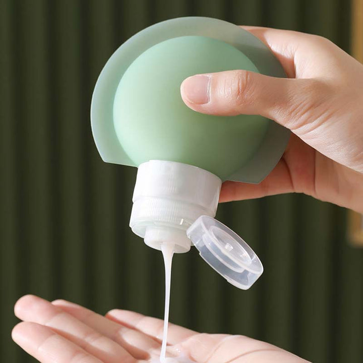 Bärbar silikonflaska för resor med stor öppning, lätt att fylla. Perfekt accessoar för schampo och lotion på resan.