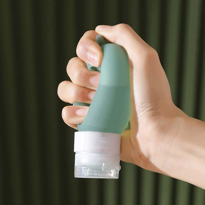 Bärbar silikonflaska för resor med stor öppning, lätt att fylla. Perfekt accessoar för schampo och lotion på resan.