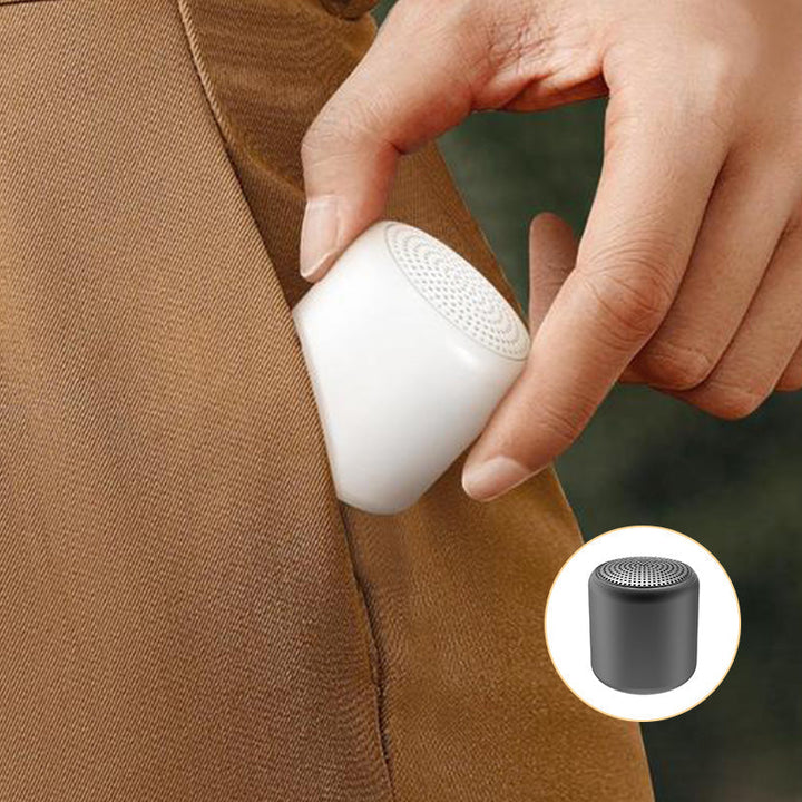 "Bärbar trådlös Bluetooth-högtalare i macaroon-färg med modern design, kompakt och lätt, perfekt för resor och hemmet."
