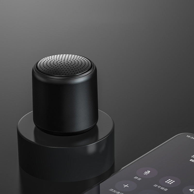 "Bärbar trådlös Bluetooth-högtalare i macaroon-färg med modern design, kompakt och lätt, perfekt för resor och hemmet."