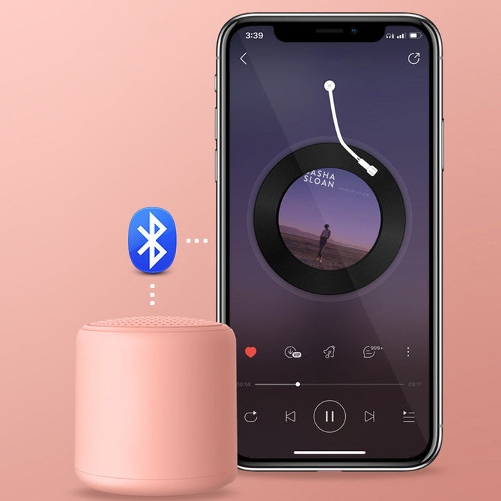 "Bärbar trådlös Bluetooth-högtalare i macaroon-färg med modern design, kompakt och lätt, perfekt för resor och hemmet."