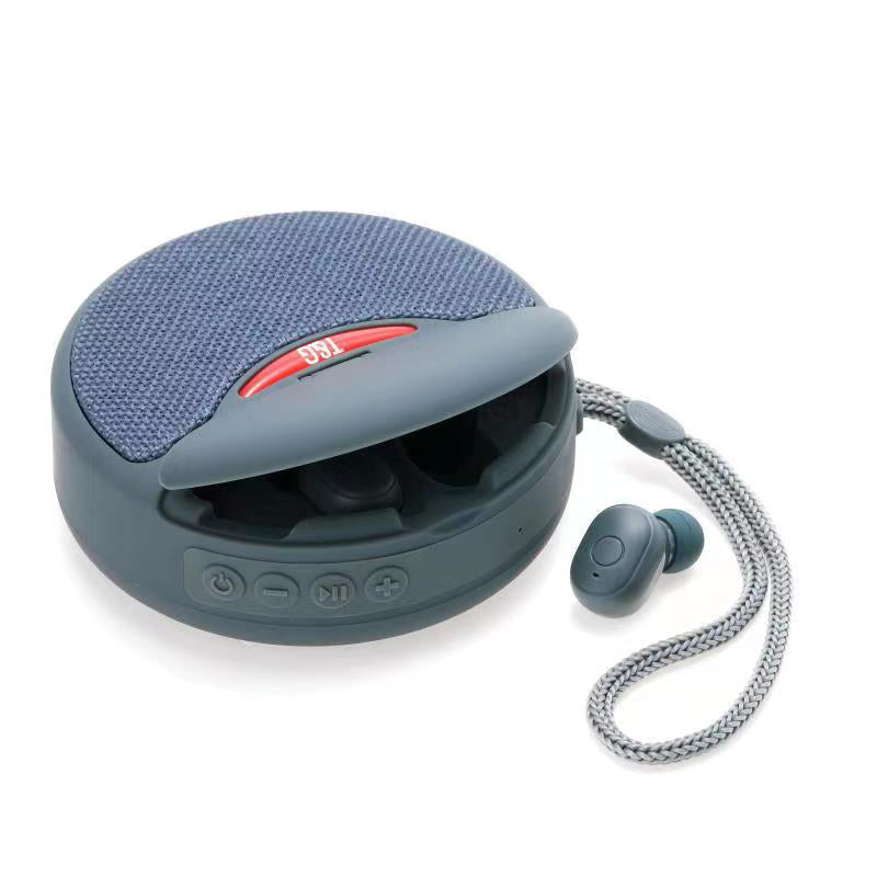 Bärbar TWS Bluetooth-högtalare med hörlurar, kompakt design, svart, levererar rumsfyllande 3D-stereoljud.