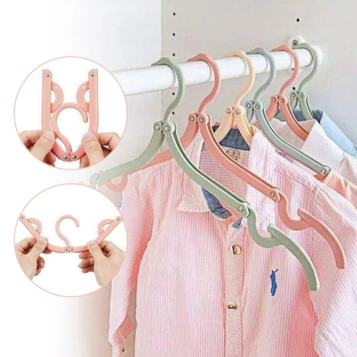 "Bärbar unisex-reshängare med skidsskydd, kompakt design, visas i olika färger, perfekt för resor och förvaring."