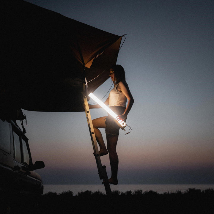 "Bärbar uppblåsbar LED-campinglampa med USB, vit design, hängande, perfekt för nattliga äventyr med justerbart ljus."