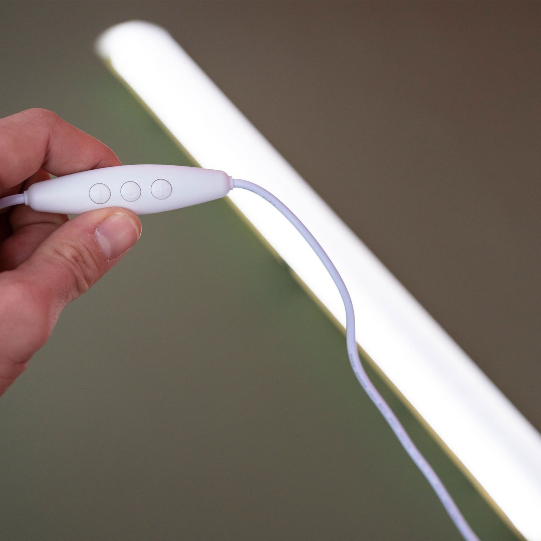 "Bärbar uppblåsbar LED-campinglampa med USB, vit design, hängande, perfekt för nattliga äventyr med justerbart ljus."