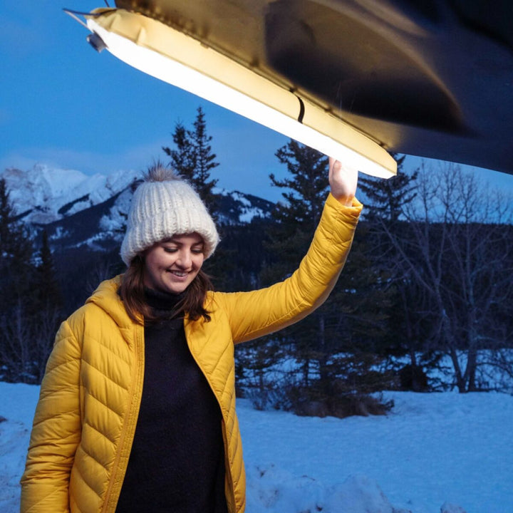 "Bärbar uppblåsbar LED-campinglampa med USB, vit design, hängande, perfekt för nattliga äventyr med justerbart ljus."