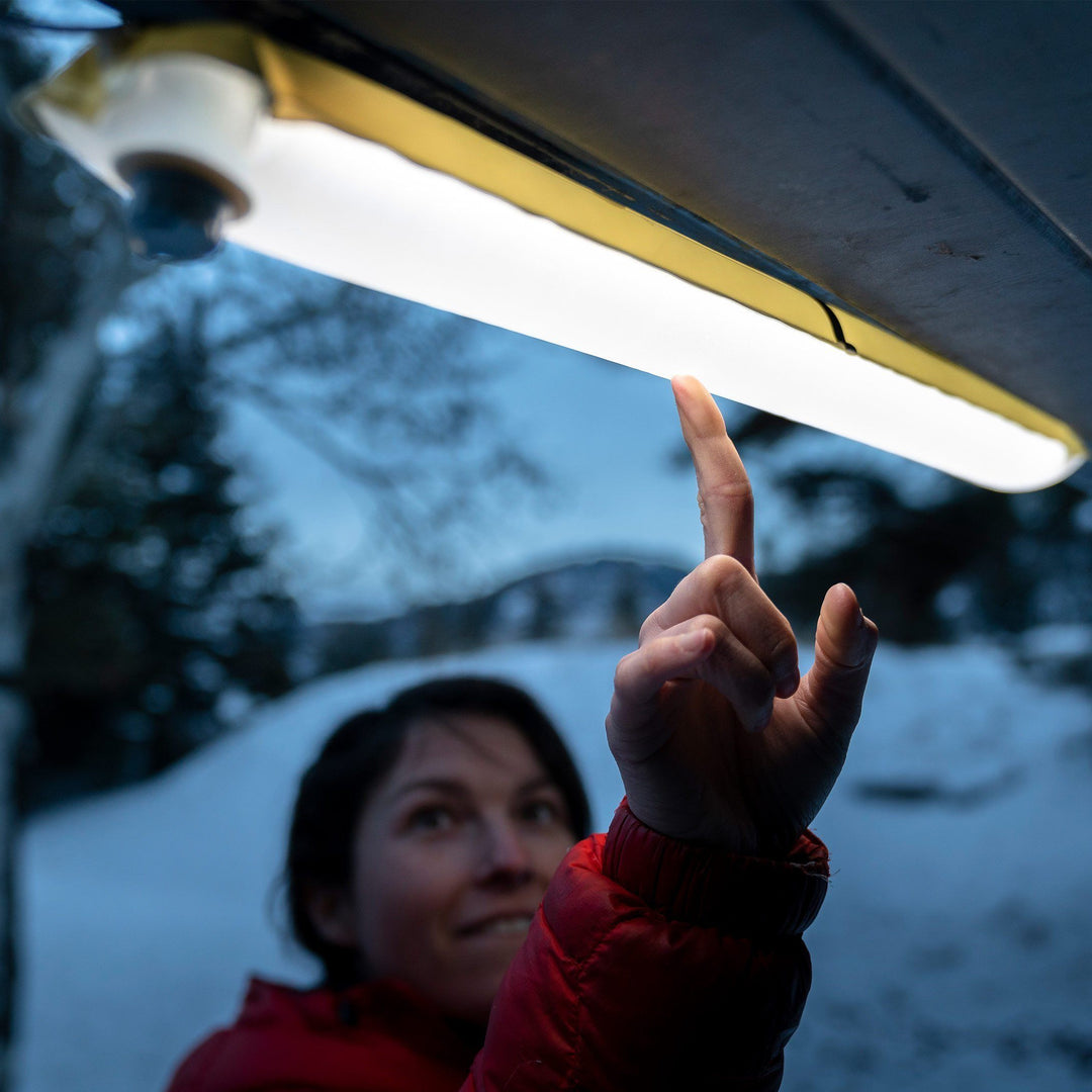 "Bärbar uppblåsbar LED-campinglampa med USB, vit design, hängande, perfekt för nattliga äventyr med justerbart ljus."
