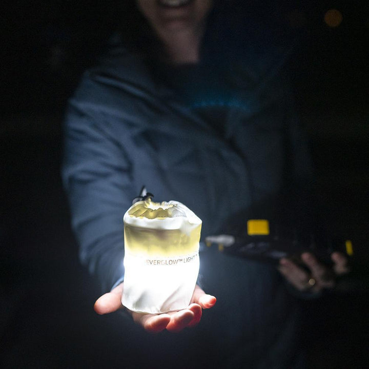 "Bärbar uppblåsbar LED-campinglampa med USB, vit design, hängande, perfekt för nattliga äventyr med justerbart ljus."