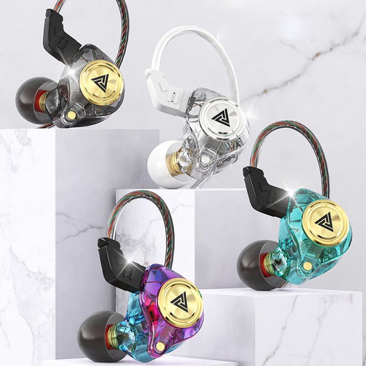 "Bärbara trådbundna in-ear hörlurar med mikrofon, vit, ergonomisk design, för överlägsen 3D-ljudupplevelse."