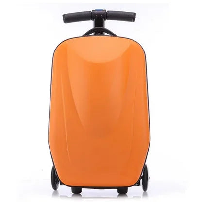 Glad tjej som drar sin scooterresväska. Lekfullt handbagage som förenklar resan för ungdomar.