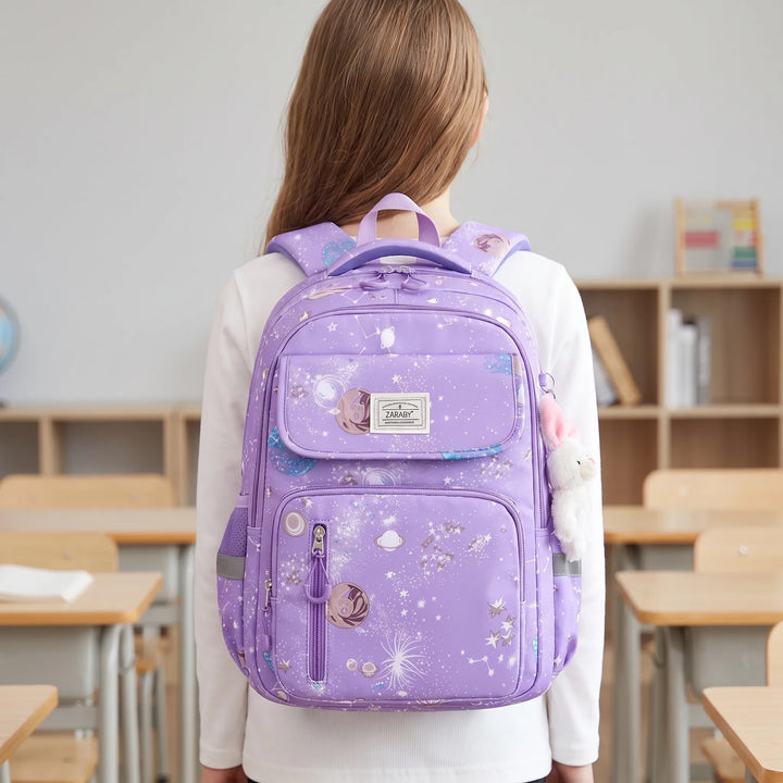 Barnens skolryggsäck med rymdmönster, organiserad och säker. Perfekt för grundskola och skolstart.