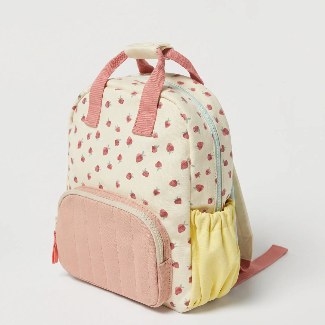 Mönstrad skolväska för barn med lekfull jordgubbsdesign. Idealisk för förskola och vardagsbruk.