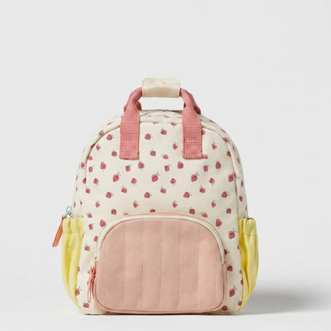 Mönstrad barnryggsäck med jordgubbsdesign. En lekfull skolväska och dagryggsäck för förskola.