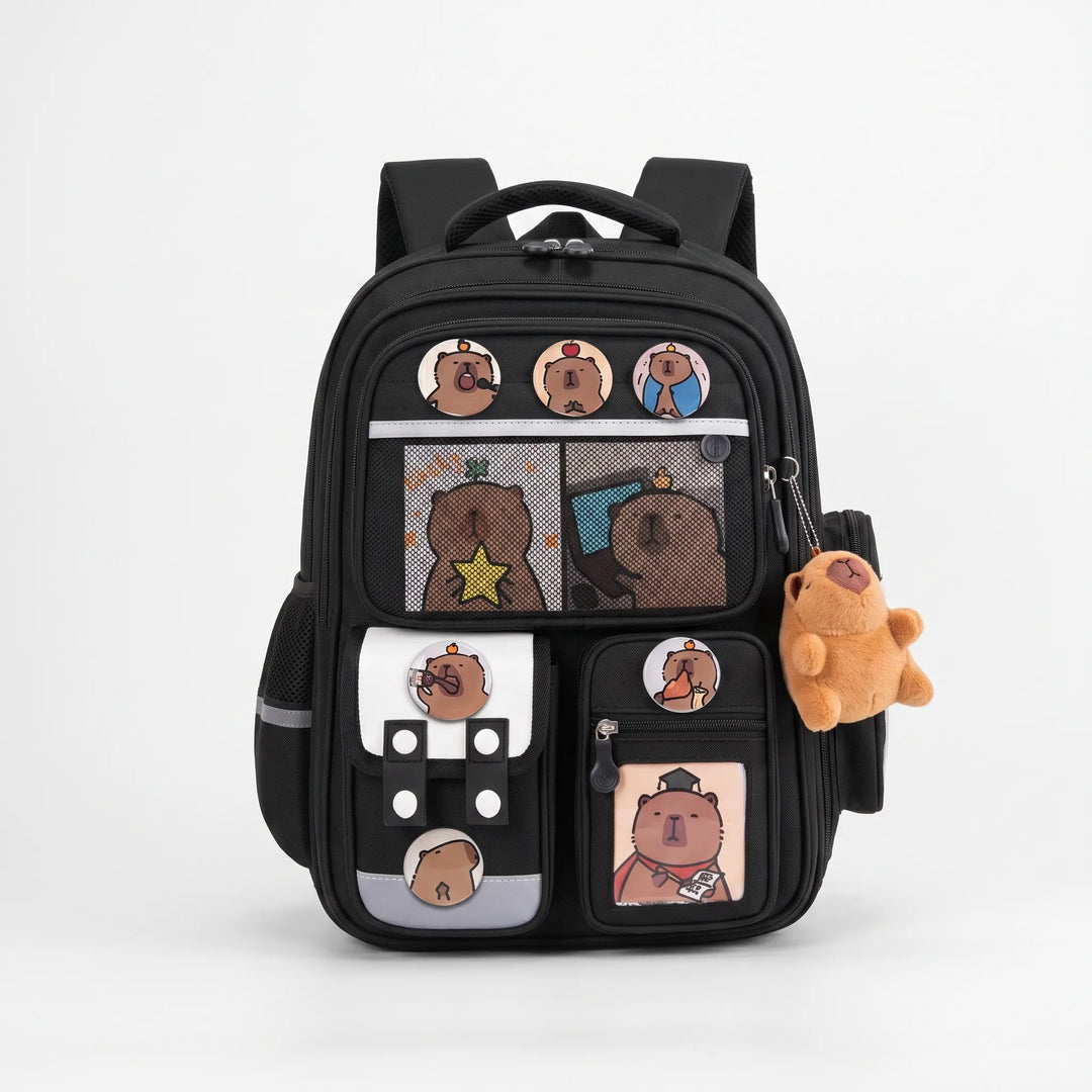 Lekfull kapibara barnryggsäck för skolan, passar flickor & pojkar. Charmigt djurmotiv som piggar upp skoldagen.