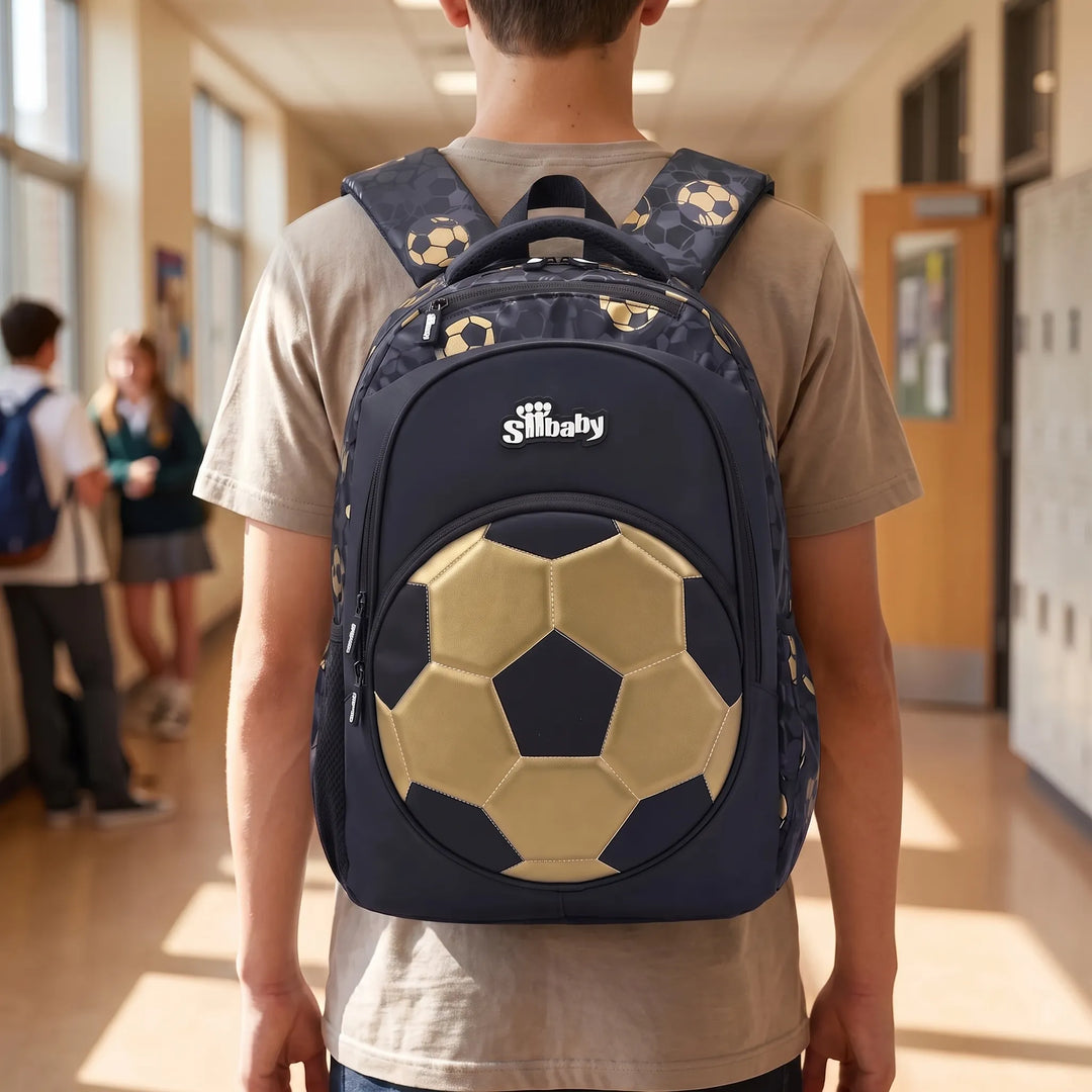 Barns skolryggsäck med fotbollstryck. Perfekt för skolan och alla skoltillbehör.
