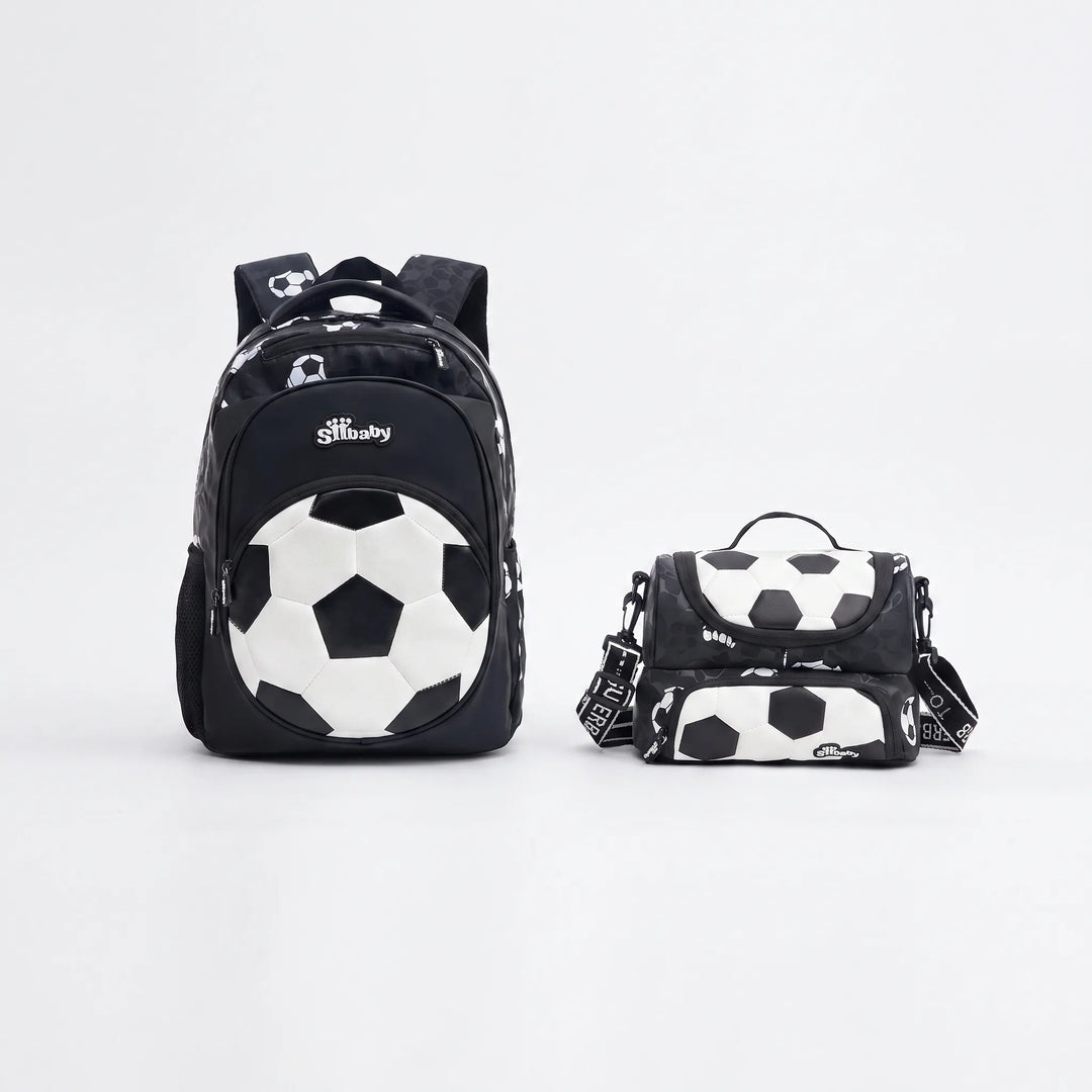 Bekväm barnryggsäck i slitstark nylon med fotbollsmönster och justerbara remmar.