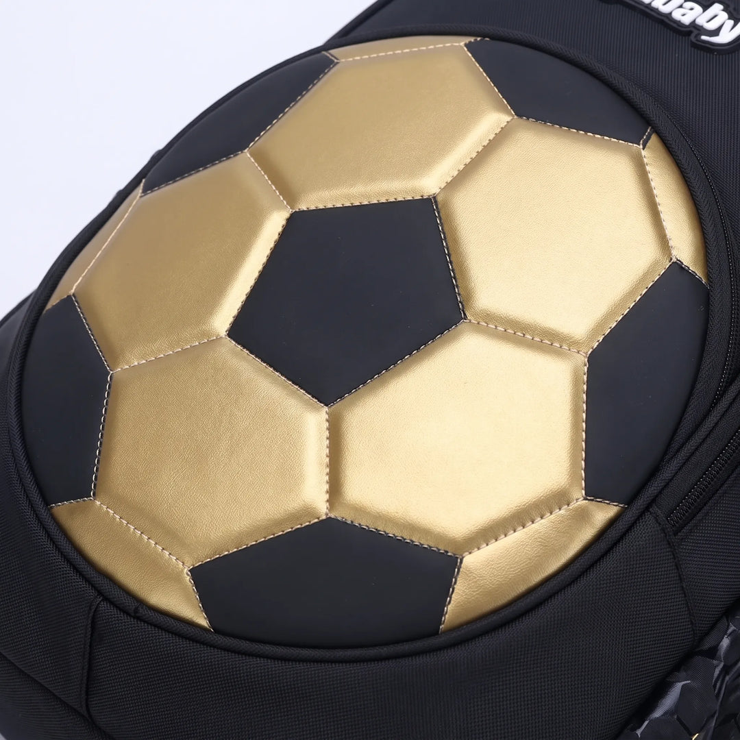 Rymlig barnryggsäck med fotbollstryck, förvarar enkelt skolmaterial och en lunchväska.