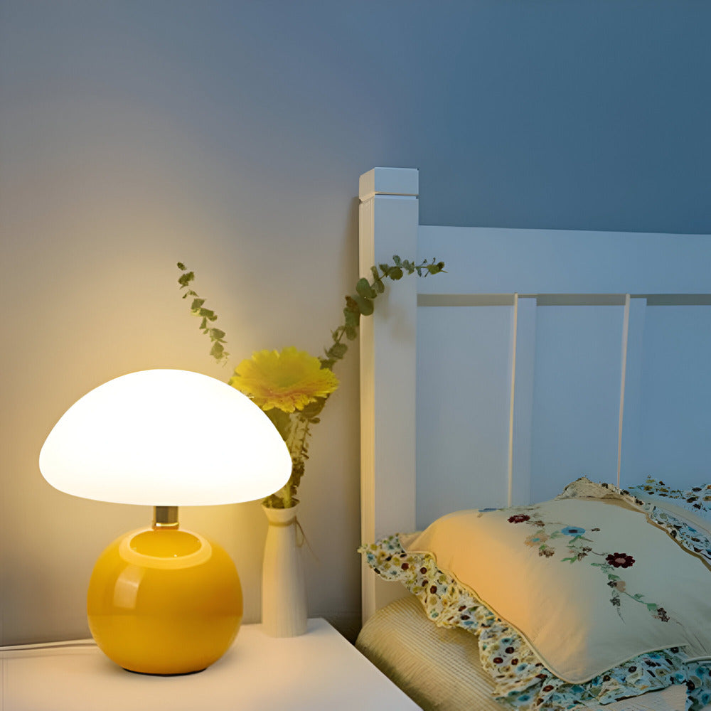 Modern LED svamplampa, dekorativ bordslampa i Bauhaus-design för sovrummet. En elegant inredningsdetalj.