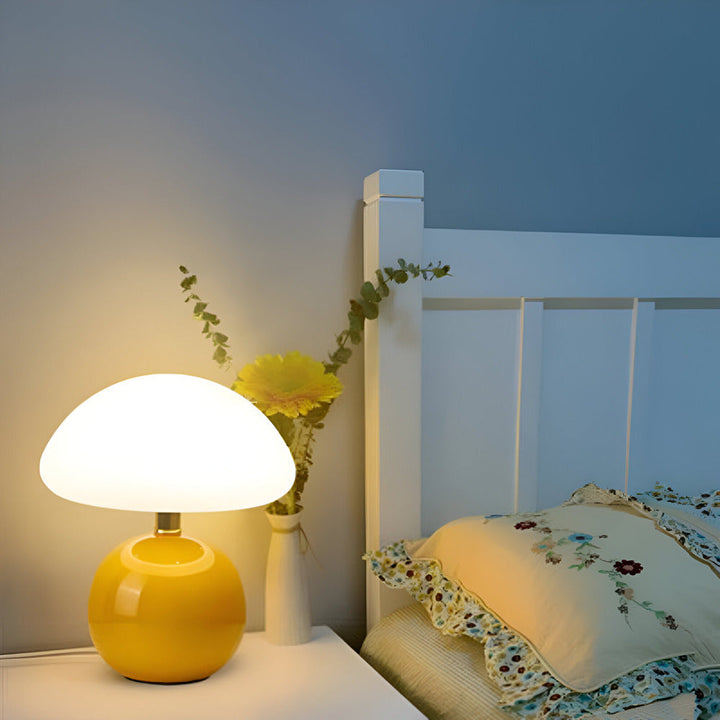 Modern LED svamplampa, dekorativ bordslampa i Bauhaus-design för sovrummet. En elegant inredningsdetalj.