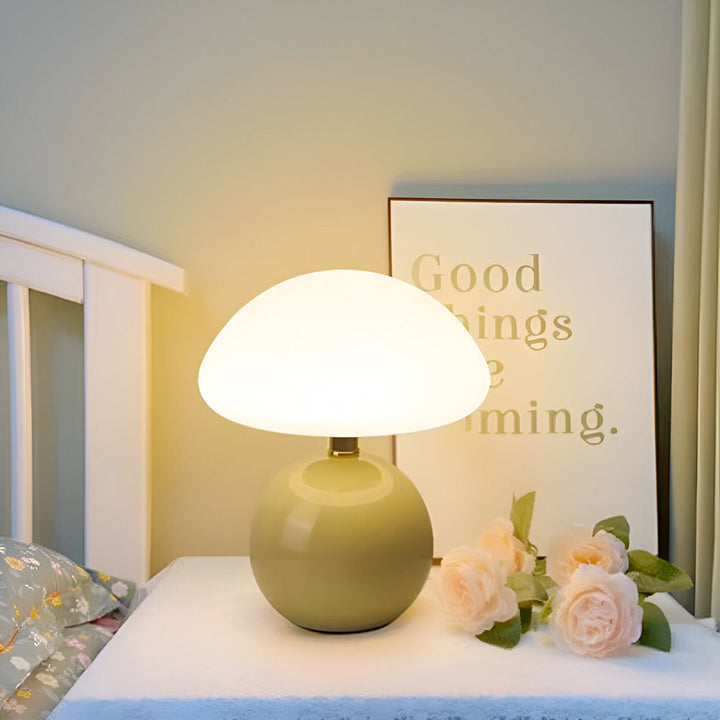 Elegant svamplampa med LED-teknik, bordslampa inspirerad av Bauhaus för stilren och funktionell belysning.