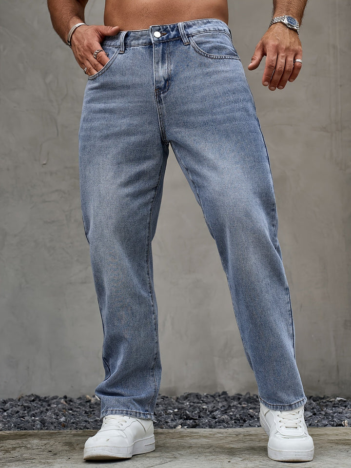 Närbild på midja och passform för herrjeans i blå färg
