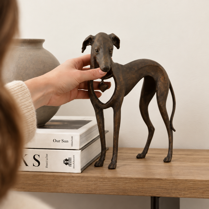 Närbild på den bruna hundskulpturens eleganta silhuett