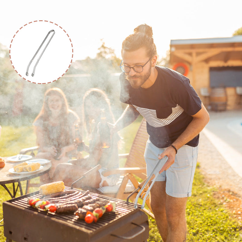 Grilltång i rostfritt stål med ergonomisk design och justerbar rörelse, perfekt för säker och effektiv grillning.