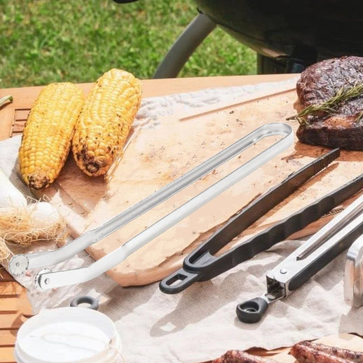 Grilltång i rostfritt stål med ergonomisk design och justerbar rörelse, perfekt för säker och effektiv grillning.