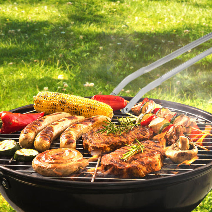 Grilltång i rostfritt stål med ergonomisk design och justerbar rörelse, perfekt för säker och effektiv grillning.