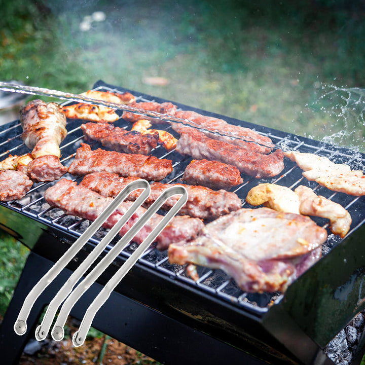 Grilltång i rostfritt stål med ergonomisk design och justerbar rörelse, perfekt för säker och effektiv grillning.