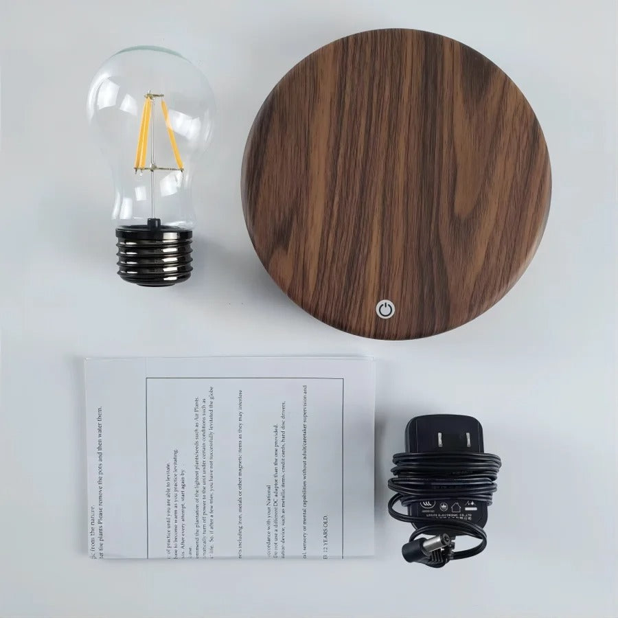 Leviterande LED-lampa som lyser upp ett skrivbord med stil
