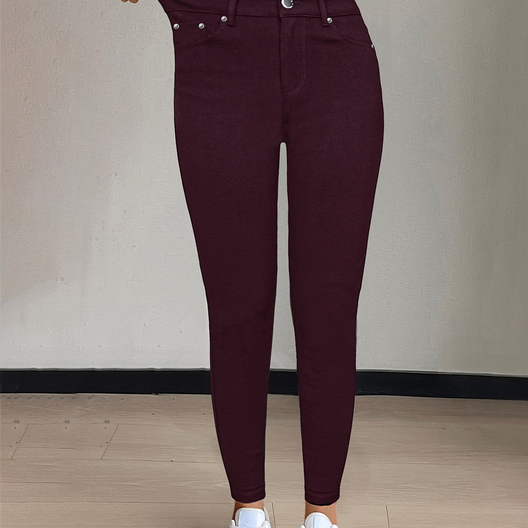 Vikta högmidjade skinny jeans staplade på snyggt sätt
