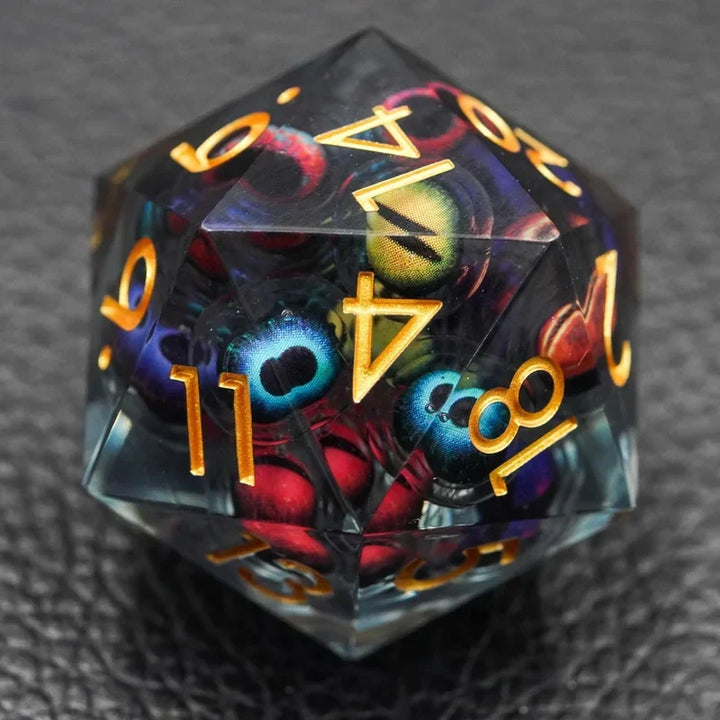 Närbild på en blå polyhedral tärning med ett flytande öga och guldiga siffror