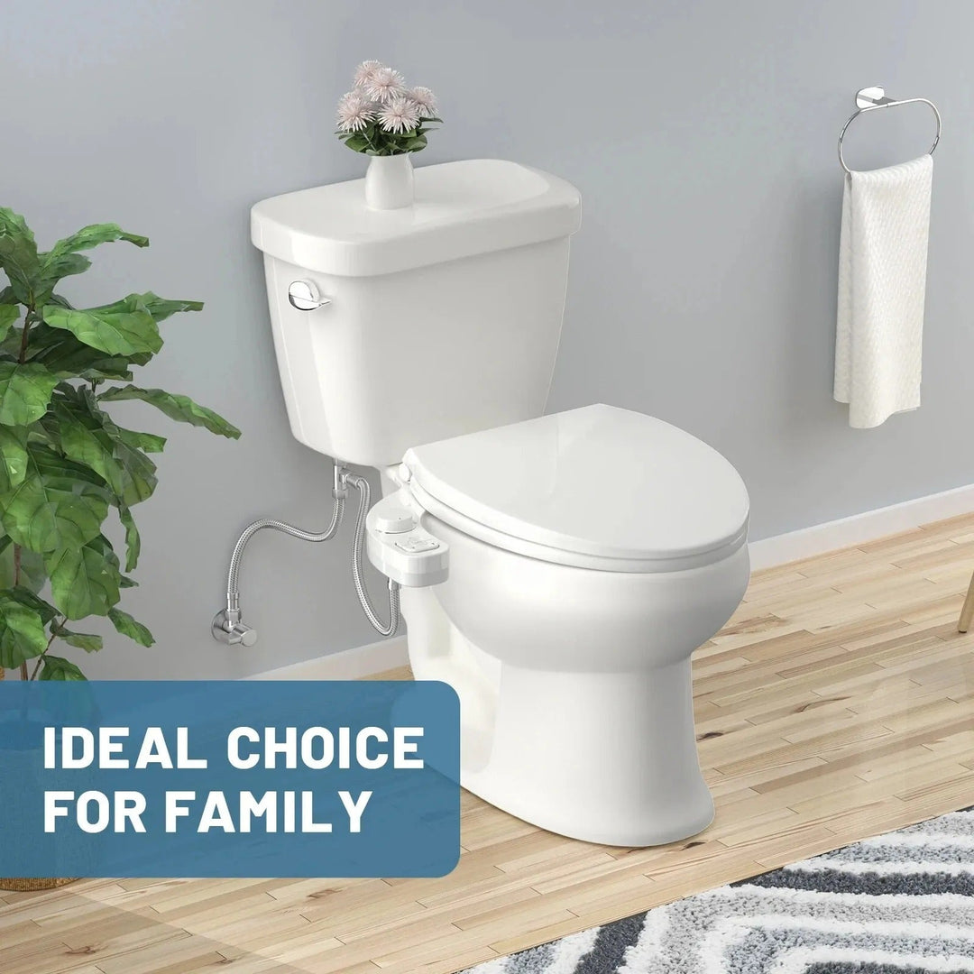 Toalettbidet tillägg monterat på standardtoalett i ljust badrum