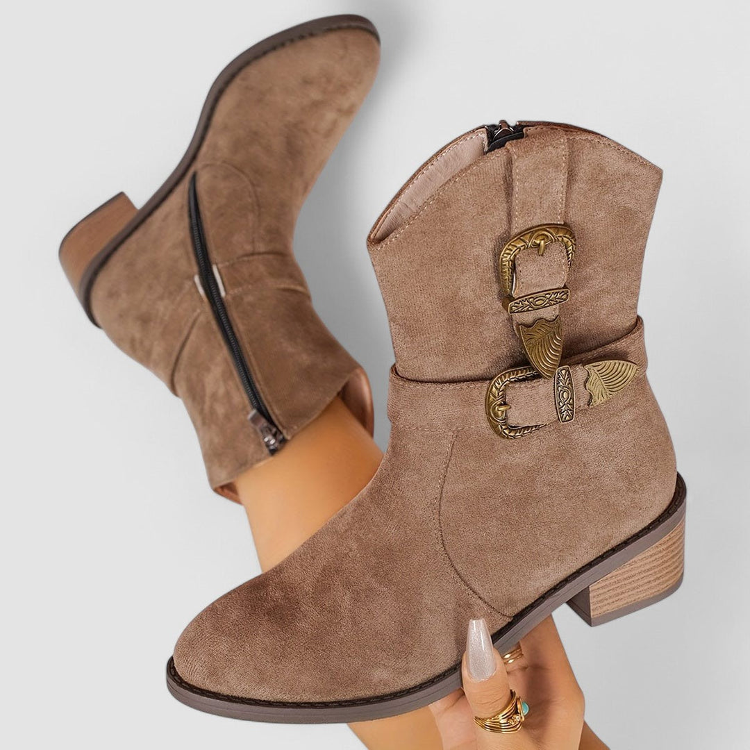 Närbild på bruna westernboots med sidodragkedja och blockklack