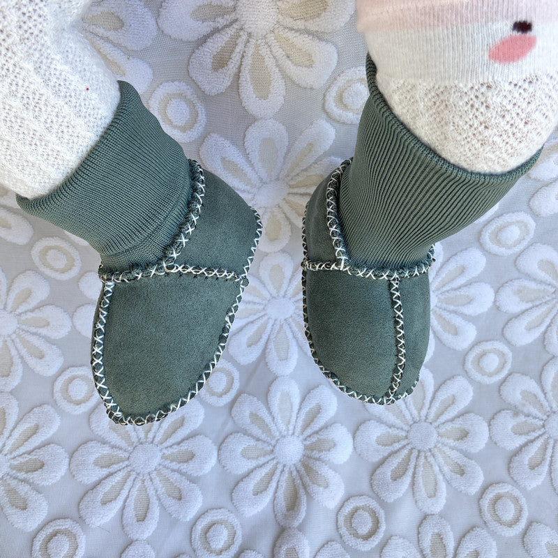 "Bebis vinterstrumpor med anti-slip, fodrade i bomullsull, hög rör design, elastisk passform i ljusa färger."