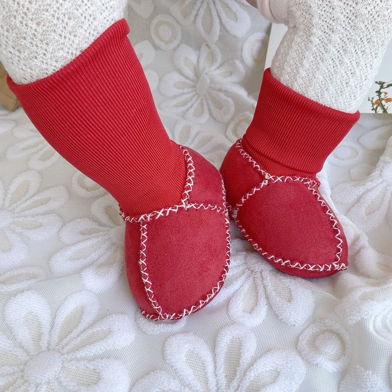 "Bebis vinterstrumpor med anti-slip, fodrade i bomullsull, hög rör design, elastisk passform i ljusa färger."
