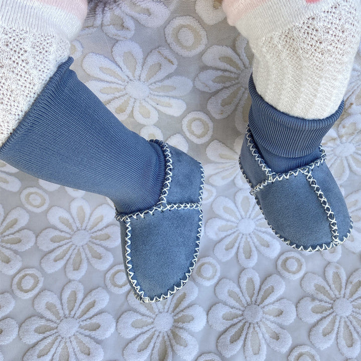 "Bebis vinterstrumpor med anti-slip, fodrade i bomullsull, hög rör design, elastisk passform i ljusa färger."