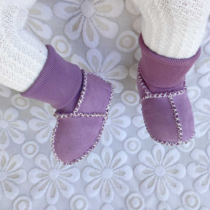 "Bebis vinterstrumpor med anti-slip, fodrade i bomullsull, hög rör design, elastisk passform i ljusa färger."