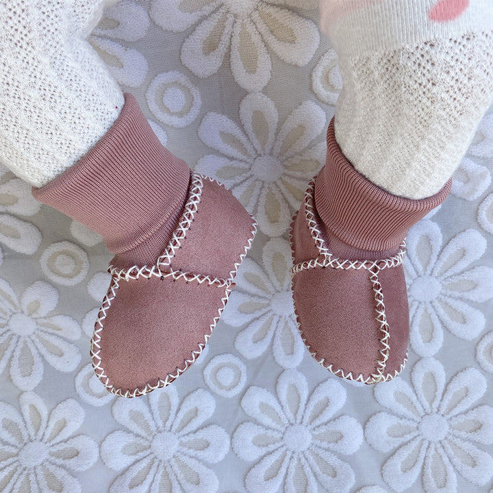 "Bebis vinterstrumpor med anti-slip, fodrade i bomullsull, hög rör design, elastisk passform i ljusa färger."