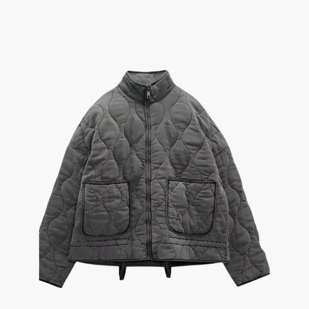 Beige quiltad damjacka med dragkedja, perfekt som stilfullt ytterplagg för vår och höst. Trendig vardagsjacka.