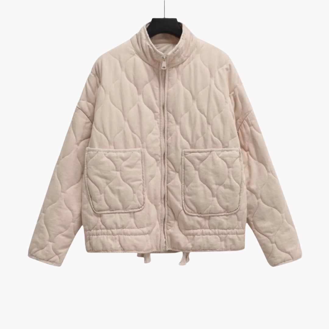 Modern quiltad damjacka med praktisk dragkedja. Ett mångsidigt ytterplagg för vardagsbruk, vår, höst och mild vinter.