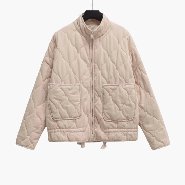 Modern quiltad damjacka med praktisk dragkedja. Ett mångsidigt ytterplagg för vardagsbruk, vår, höst och mild vinter.