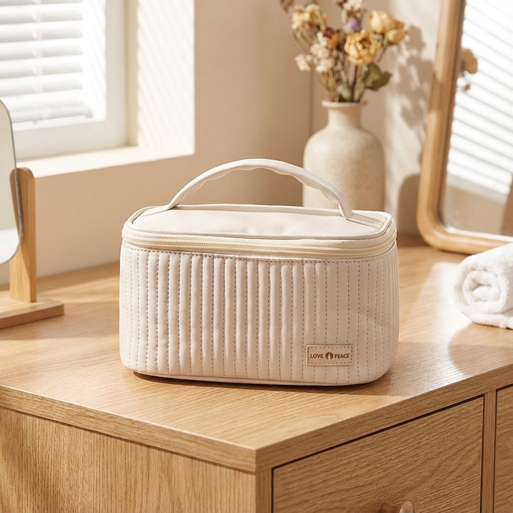 Beige quiltad necessär (NeatCase) med smarta fack för optimal reseorganisation av toalettartiklar.