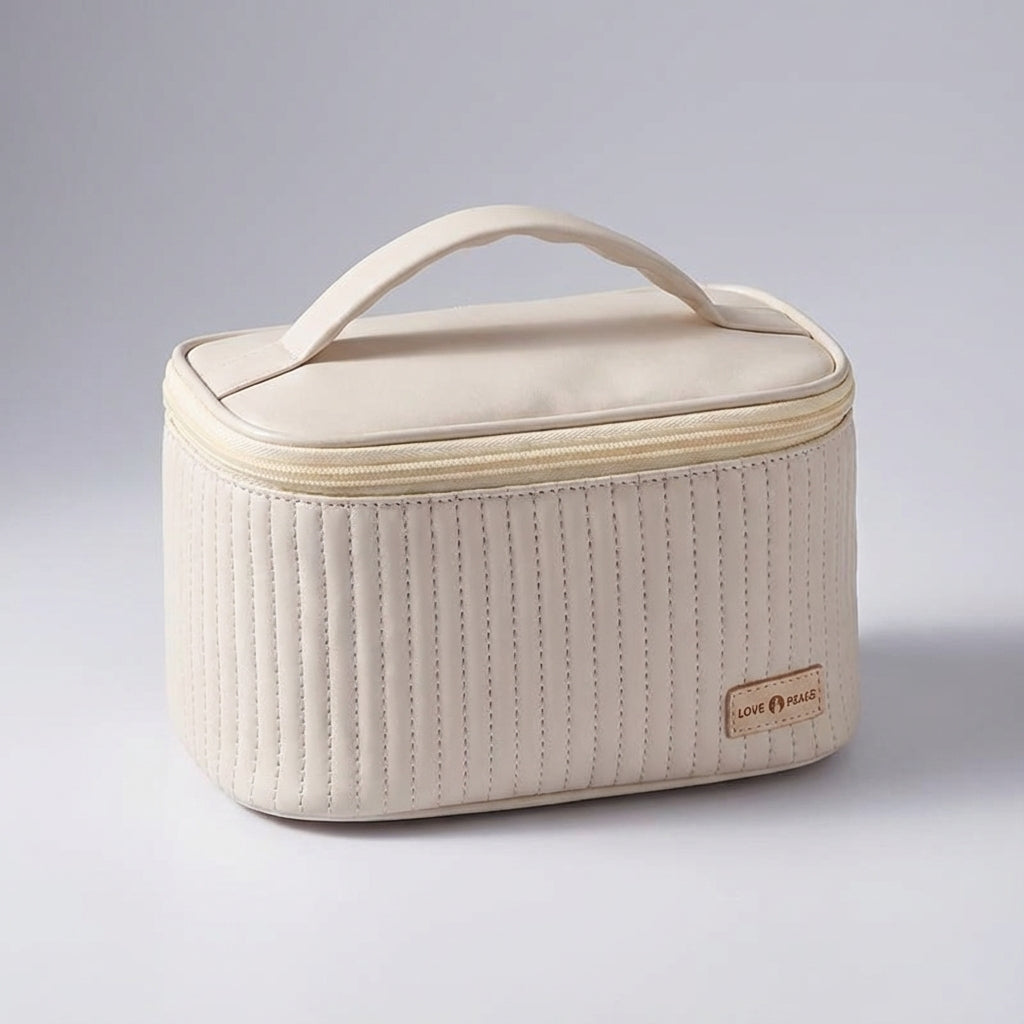 Stilfull rosa necessär (NeatCase) med quiltat mönster, rymlig och praktisk toalettväska för resan.