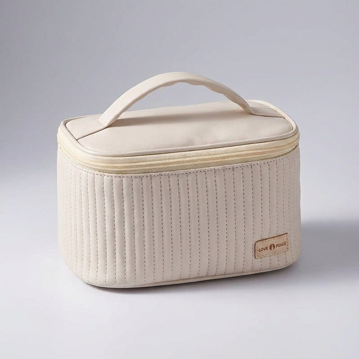 Stilfull rosa necessär (NeatCase) med quiltat mönster, rymlig och praktisk toalettväska för resan.