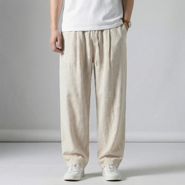 Bekväma vida herrbyxor i baggy fit, modell Xavier, i beige. Idealiska för en avslappnad och modern casual look.
