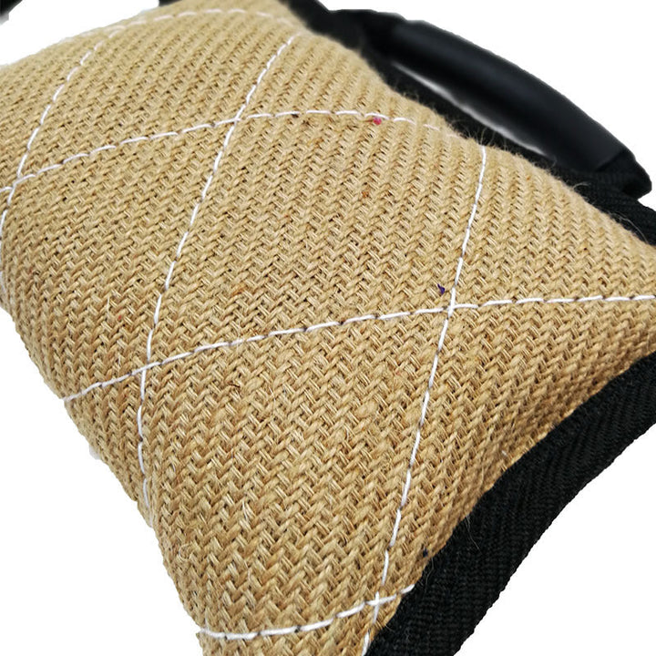 Innovativ beige tuggleksak för hundar som främjar tandvård och renar tänder under lek. Tålig och säker bittleksak.