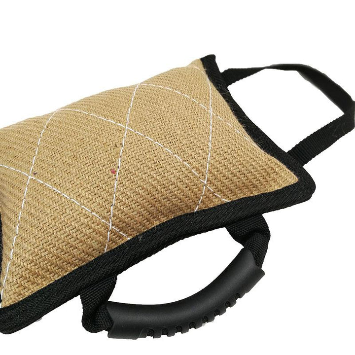 Hund leker glatt med sin nya tåliga beige tuggleksak. Idealisk bittleksak för aktiva hundar och valpar som gillar att tugga.