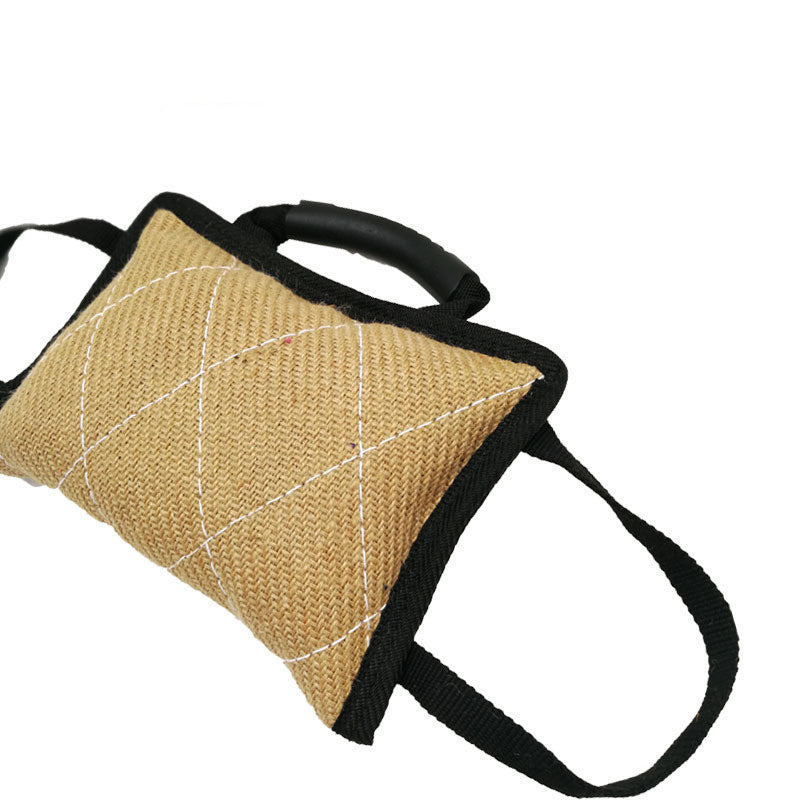 Slitstark beige hundtuggleksak, perfekt för timmar av lek och effektiv tandvård. Ett måste för alla husdjur med tuggbehov.